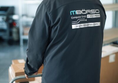 Impressionen vom MB&ouml;rso Computer GmbH Standort in Paderborn - Servicetechniker bei der Auslieferung von Hardware